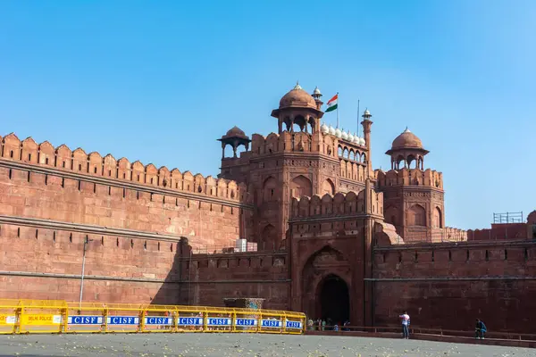 OLD DELHI, Hindistan - Kasım 03, 2022: Delhi, Hindistan 'da Red Fort. UNESCO Dünya Mirası Alanı