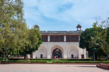 OLD DELHI, INDIA - NOVEMBER 03, 2022: Naubat Khana veya Naqar Khana, Delhi 'deki Kızıl Kale' nin iç ve dış sarayının girişinde duran davul evi..