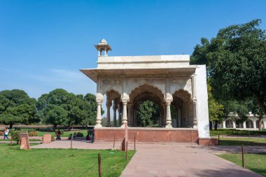 Old DELHI, Hindistan - Kasım 03, 2022: Sawan Pavyonu, Kızıl Kale, Eski Delhi, Hindistan. UNESCO Dünya Mirası Alanı