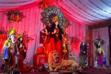 TIKAMGARH, MADHYA PRADESH, INDIA - 18 Ekim 2023: Navratri sırasında bir pandalda ibadet edilen Maa Durga 'nın güzel bir idolü. Navratri Hinduizm 'in en büyük dini festivali.