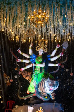 Navratri sırasında bir pandalda ibadet edilen Maa Durga 'nın güzel bir idolü. Navratri Hinduizm 'in en büyük dini festivali.