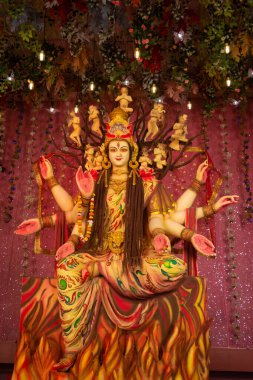 Navratri sırasında bir pandalda ibadet edilen Maa Durga 'nın güzel bir idolü. Navratri Hinduizm 'in en büyük dini festivali.