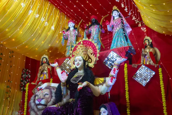 Navratri sırasında bir pandalda ibadet edilen Maa Durga 'nın güzel bir idolü. Navratri Hinduizm 'in en büyük dini festivali.