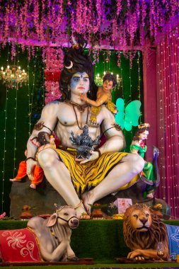 Navratri Festivali sırasında Lord Shiva 'nın heykeli. Navratri Hinduizm 'in en büyük dini festivali.
