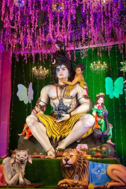 Navratri Festivali sırasında Lord Shiva 'nın heykeli. Navratri Hinduizm 'in en büyük dini festivali.