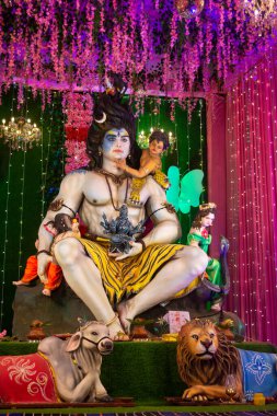 Navratri Festivali sırasında Lord Shiva 'nın heykeli. Navratri Hinduizm 'in en büyük dini festivali.