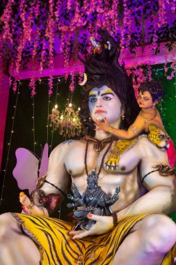 Navratri Festivali sırasında Lord Shiva 'nın heykeli. Navratri Hinduizm 'in en büyük dini festivali.
