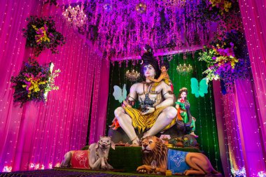 Navratri Festivali sırasında Lord Shiva 'nın heykeli. Navratri Hinduizm 'in en büyük dini festivali.