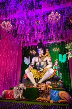 Navratri Festivali sırasında Lord Shiva 'nın heykeli. Navratri Hinduizm 'in en büyük dini festivali.