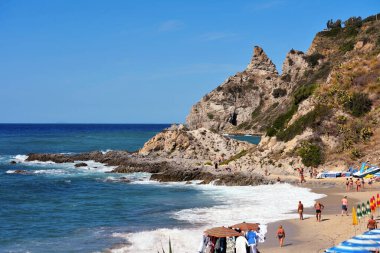  Ünlü Grotticelle plajı 18 Eylül 2022 'de İtalya' da her zaman hamamlar ve turistlerle doluydu.