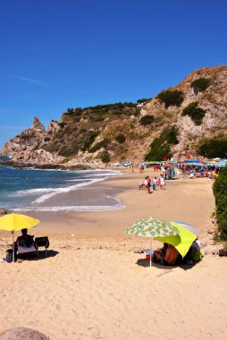  Ünlü Grotticelle plajı 18 Eylül 2022 'de İtalya' da her zaman hamamlar ve turistlerle doluydu.