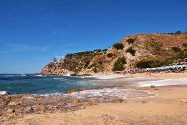  Ünlü Grotticelle plajı 18 Eylül 2022 'de İtalya' da her zaman hamamlar ve turistlerle doluydu.