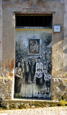 Zungri 'nin tarihi merkezi anonim ressamların resimleriyle 18 Sep 2022 Vibo Valentia İtalya
