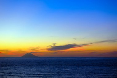 Stromboli yanardağının batışı Capo vaticano İtalya 'dan görüldü.