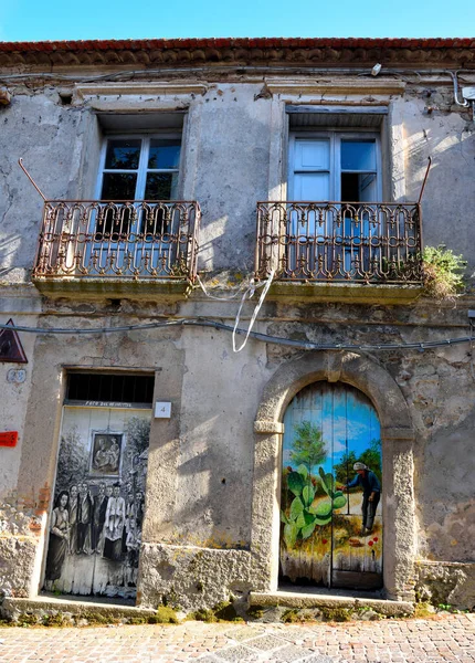 匿名アーティストによる壁画で描かれたズングリの歴史的な中心地18 9月2022 Vibo Valentia Italy — ストック写真