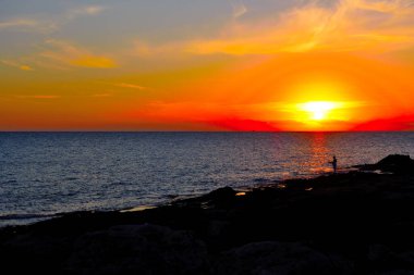 Punta braccetto sahilinde gün batımı Sicilya İtalya