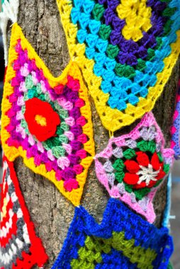 Vittorio emanuele Meydanı Enna Sicilya İtalya 'da ağaçlara renkli örgü örgü örülmüş.