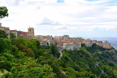 Enna Sicilya 'nın tarihi merkezinin panoraması