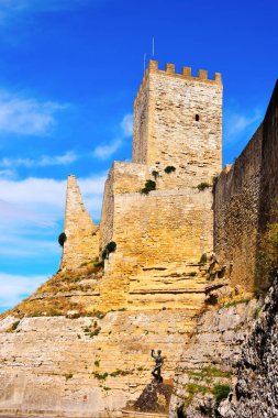 Lombardia Kalesi ve Pisan Kulesi.