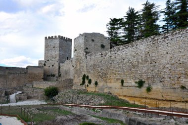 Lombardia Kalesi ve Pisan Kulesi.