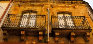 Enna Sicilya 'nın tarihi merkezinde pencereler