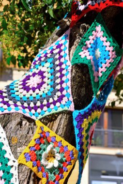 Vittorio emanuele Meydanı Enna Sicilya İtalya 'da ağaçlara renkli örgü örgü örülmüş.