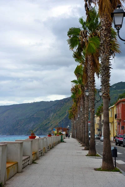 Bagnara Calabria Ita 'da deniz kenarında gezinti.