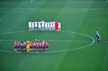 Serie B karşılaşması Cenova Ternana futbol oyuncuları 12 Mart 2023 Cenova İtalya 'sında meydana gelen Cutro Calabria trajedisinde denizde ölen göçmenler için bir dakikalık saygı duruşunda bulundular.