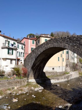 Varese Ligure la spezia İtalya 'da ortaçağ köprüsü