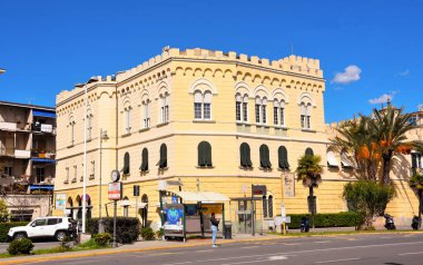 23 Mart 2023 'te Albissola Marina İtalya' da sahil kasabasının deniz kenarındaki gezinti alanında tarihi bir kale görülüyor.