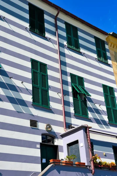 セルリゲの典型的な色の家サヴォーナイタリア — ストック写真