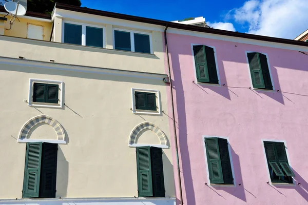 セルリゲの典型的な色の家サヴォーナイタリア — ストック写真