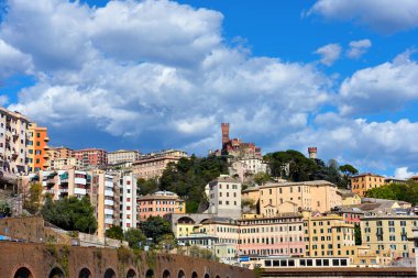 Cenova şehir panoraması ve İtalya 'nın tepesindeki d' albertis şatosu.