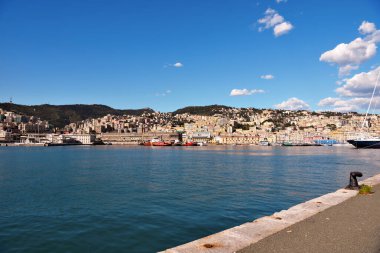 Cenova İtalya limanının şehir ve kıyı manzarası