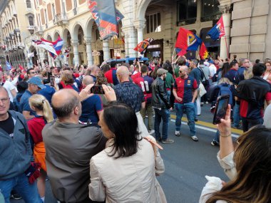 Cenova CFC futbol takımının A Serie 'sine dönüşünü kutlayan taraftarlar 6 Mayıs 2023 Cenova It