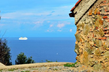 Noli Savona İtalya 'daki denize bir göz atmak