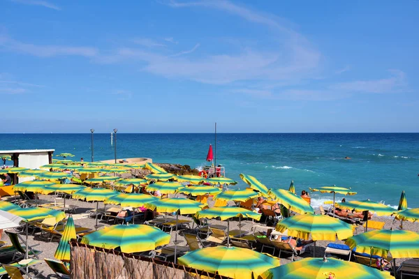 Küstenlandschaft Und Badegäste Strand Juli 2023 Borgio Verezzi Italien — Stockfoto
