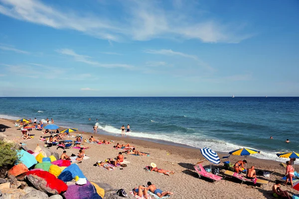 Küstenlandschaft Und Badegäste Strand Juli 2023 Borgio Verezzi Italien Stockbild