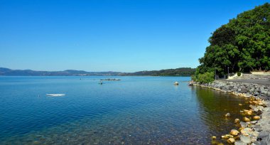 Bracciano Gölü Anguillara Sabazia İtalya 'dan görüldü