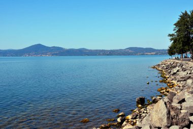 Bracciano Gölü Anguillara Sabazia İtalya 'dan görüldü