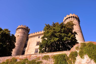 Orsini-Odescalchi Kalesi, İtalya 'nın Bracciano şehrinde 15. yüzyıla dayanan bir kale.