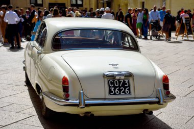Klasik jaguar 3.8 'in düğün arabası Santa CroceSep 23 Eylül 2023 Lecce İtalya' da park edilmiş.
