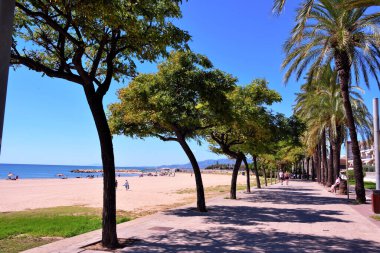 9 Eylül 2024 Cambrils İspanya 'nın sahil köyünün uzun plajları boyunca yürü.