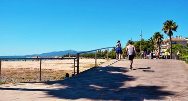 9 Eylül 2024 Cambrils İspanya 'nın sahil köyünün uzun plajları boyunca yürü.