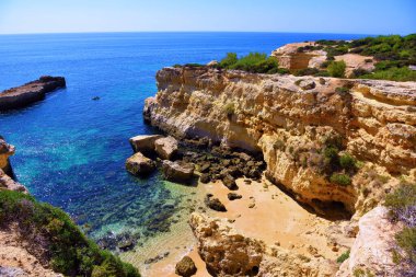 Algarve sahilleri marinha sahilinden Albandeira plajı Portekiz 'e 