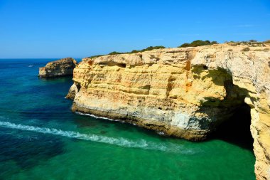 Algarve sahilleri marinha sahilinden Albandeira plajı Portekiz 'e 