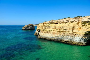 Algarve sahilleri marinha sahilinden Albandeira plajı Portekiz 'e 
