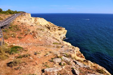 Verandalardan Benagil Mağaraları 'na, oradan da Portekiz' e nefes kesici manzaralı yürüyüş yolu.