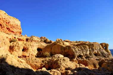 Verandalardan Benagil Mağaraları 'na, oradan da Portekiz' e nefes kesici manzaralı yürüyüş yolu.