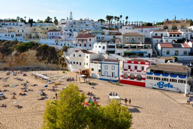Verandalardan Benagil Mağaraları 'na, oradan da Portekiz' e nefes kesici manzaralı yürüyüş yolu.